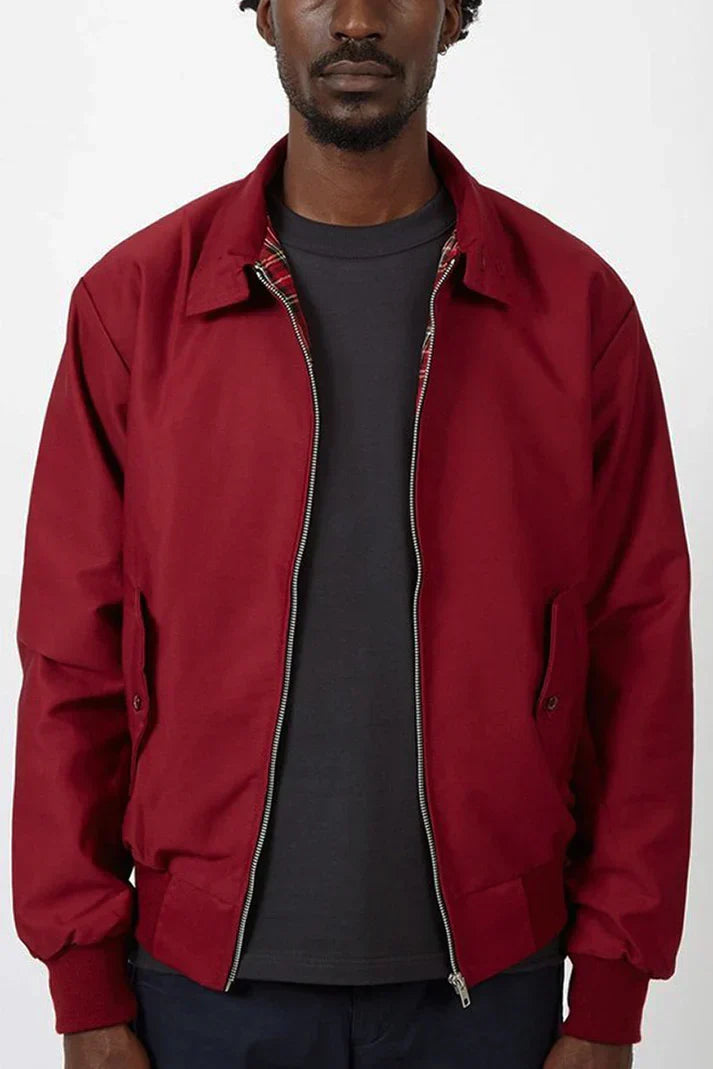 Offene Herren Harrington-Jacke zeigt das charakteristische Tartan-Innenfutter. Stilvolle Reißverschlussjacke für Herbst.