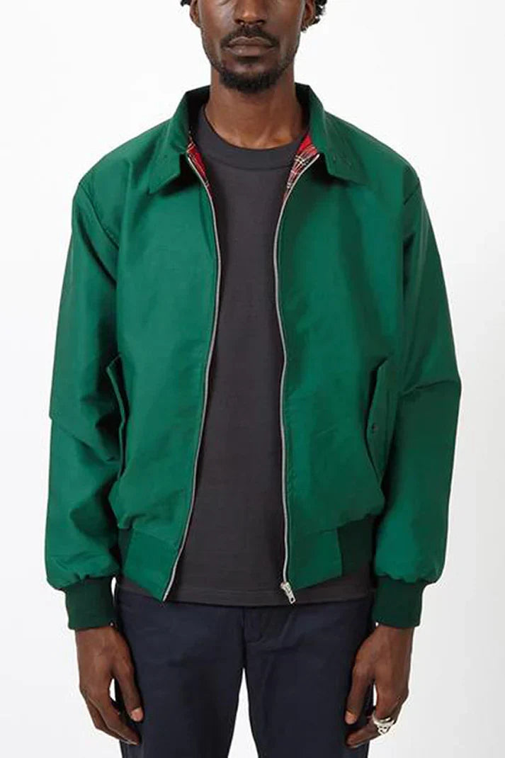 Rückansicht einer modischen Herren Harrington-Jacke für Herbst und Winter. Klassische Männer-Oberbekleidung, vielseitig.