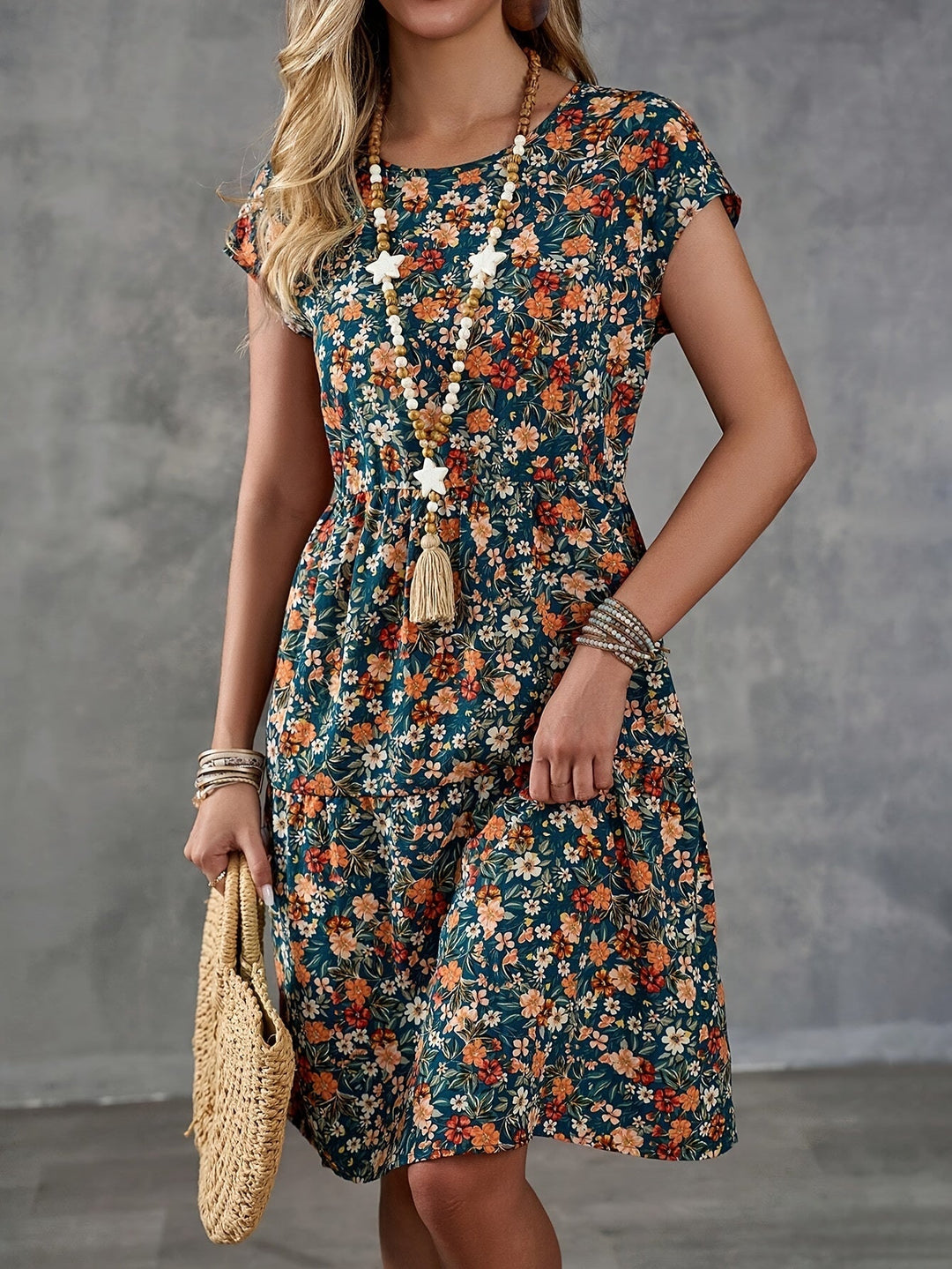 Rückenansicht des bequemen knielangen Damen Sommerkleides mit Blumenprint. Lockere Passform, Kurzarm.