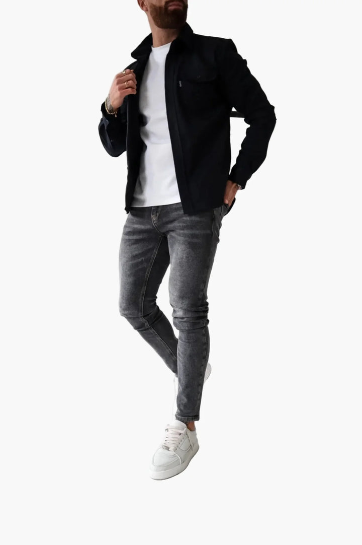 Offenes Herren Freizeithemd mit Brusttaschen, tragbar als leichte Jacke. Vielseitiges, stylisches Oberteil für lässige Looks.