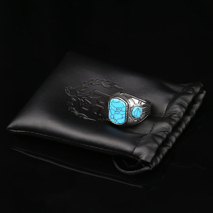 Türkiser Herrenring Thorin. Maskuliner Edelsteinring im Dreieck-Design, perfekt als Statement-Accessoire.