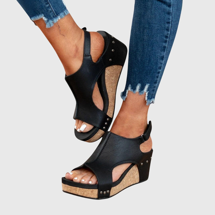 Sommerschuhe für Damen: elegante flache Sandalen, atmungsaktiv und leicht.