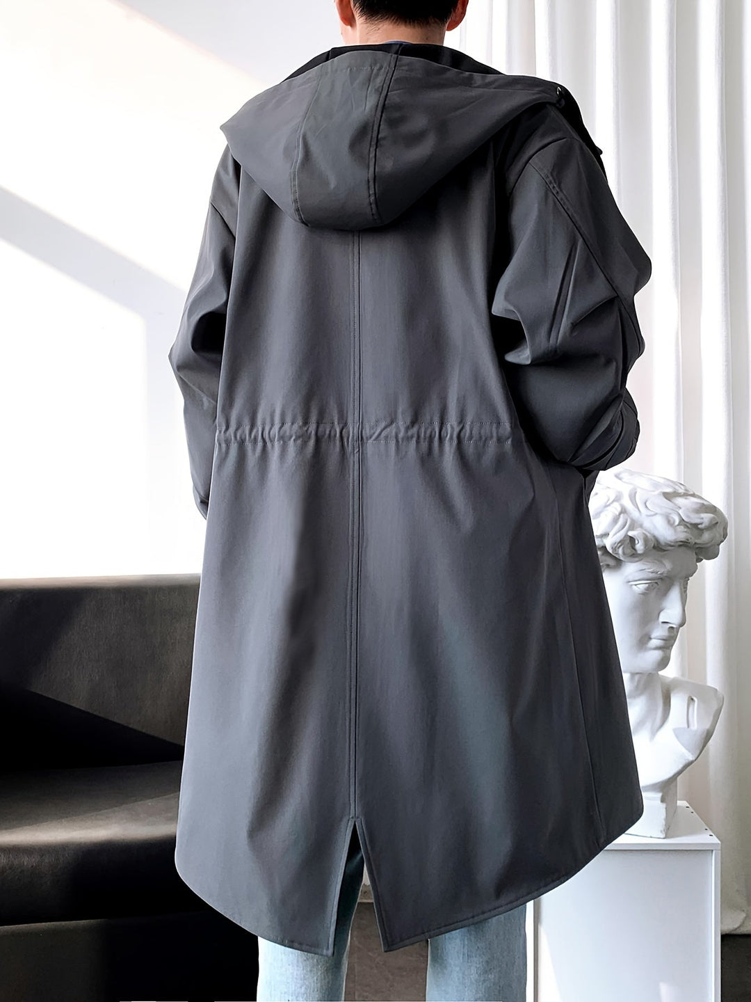 Schwarzer Herrenmantel mit langer Silhouette & Kapuze, elegante Jacke für Stil.
