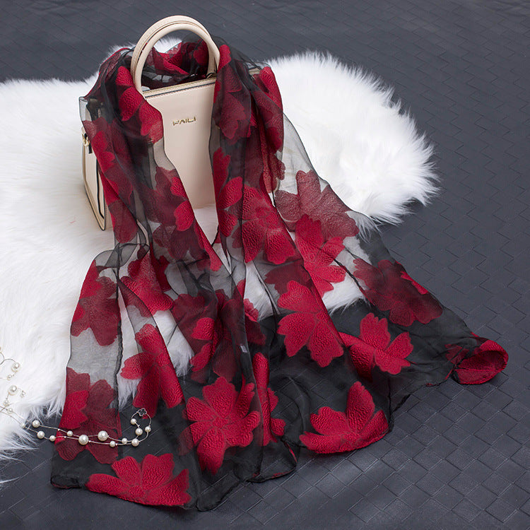 Trendiger Damen Seidenschal mit Blumenmuster und Cut-out-Elementen. Ideal für feminine Styles.