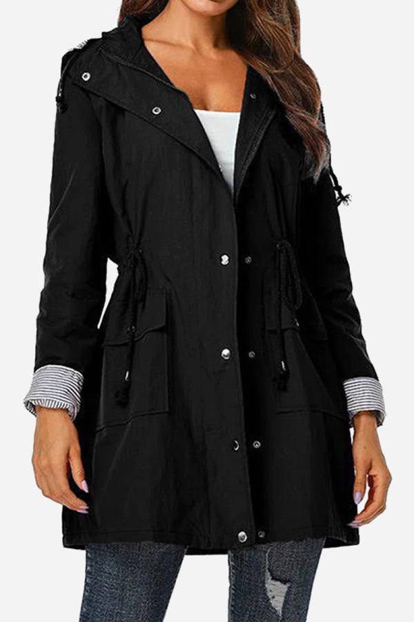Leichte Damen Windjacke, gestreiftes Design, mit Kapuze, ideal für Outdoor-Aktivitäten & Wetterschutz.