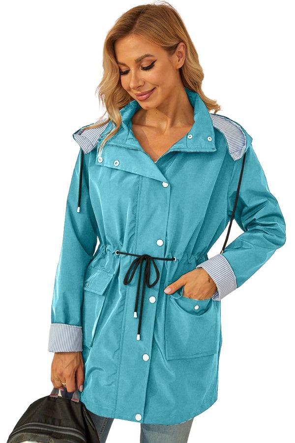 Damen Outdoor-Regenjacke, gestreift, wasserabweisend, mit Kapuze, für einen aktiven Lebensstil im Frühling.