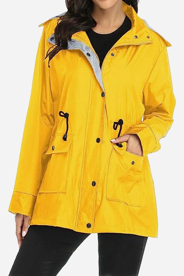 Damen Regenjacke, wasserabweisend & leicht, gestreift, mit Kapuze für komfortable Outdoor-Abenteuer.