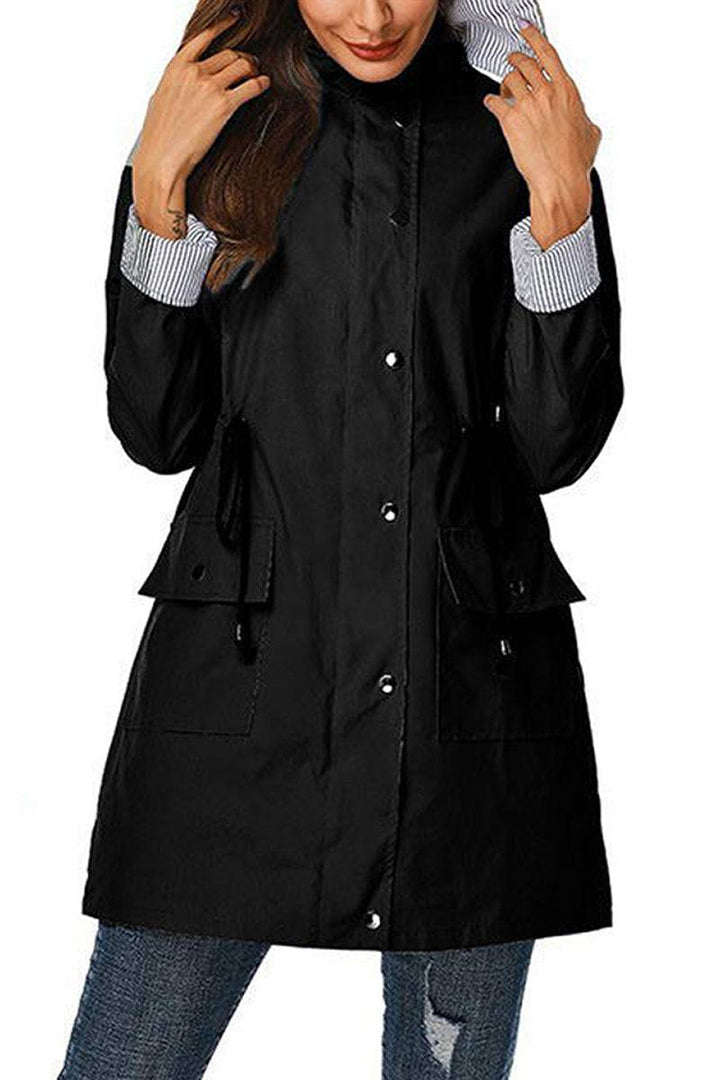 Gestreifte Damen Übergangsjacke, leicht, wasserabweisend, mit Kapuze, ideal für Frühling & Allwetter.
