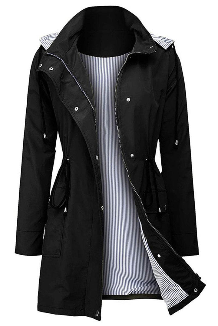 Sportliche Damen Windjacke, gestreift, leicht & wasserabweisend, mit Kapuze für aktive Tage draußen.