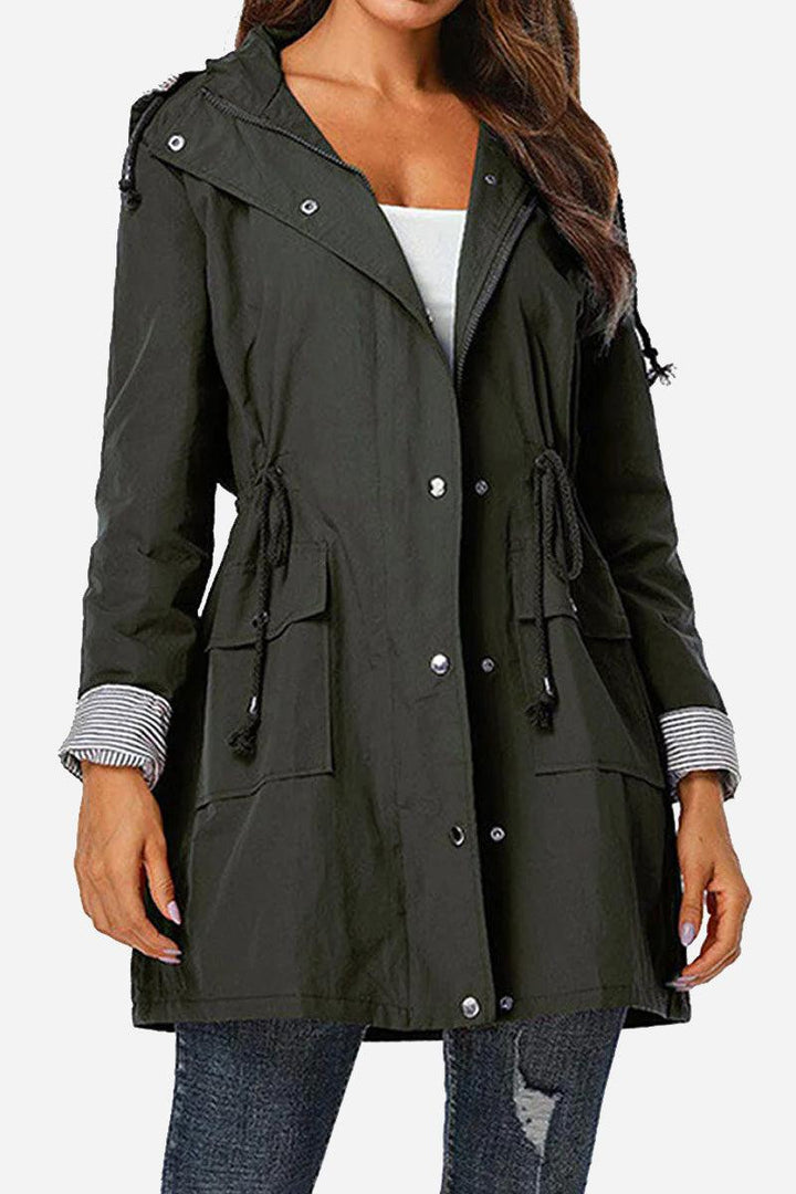 Damen Regenjacke, gestreift, leicht & wasserabweisend für Frühling, mit Kapuze & stilvollem Design.