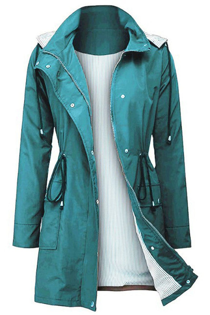 Moderne Damen Regenjacke, gestreift, mit Kapuze, atmungsaktiv & leicht für Outdoor-Erlebnisse.