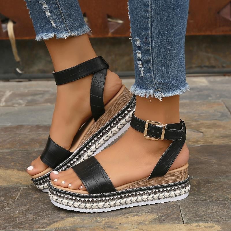 Detailansicht der bequemen Plateausandalen für Damen, offene Schuhe mit stabiler Sohle für hohen Tragekomfort im Sommer.