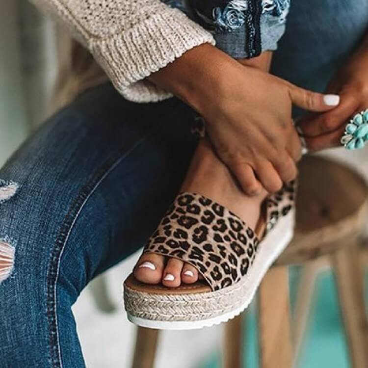 Damen Sandalen Livia in klassischem Design: Plateau-Espadrille mit Keilabsatz und feinen Riemchen.