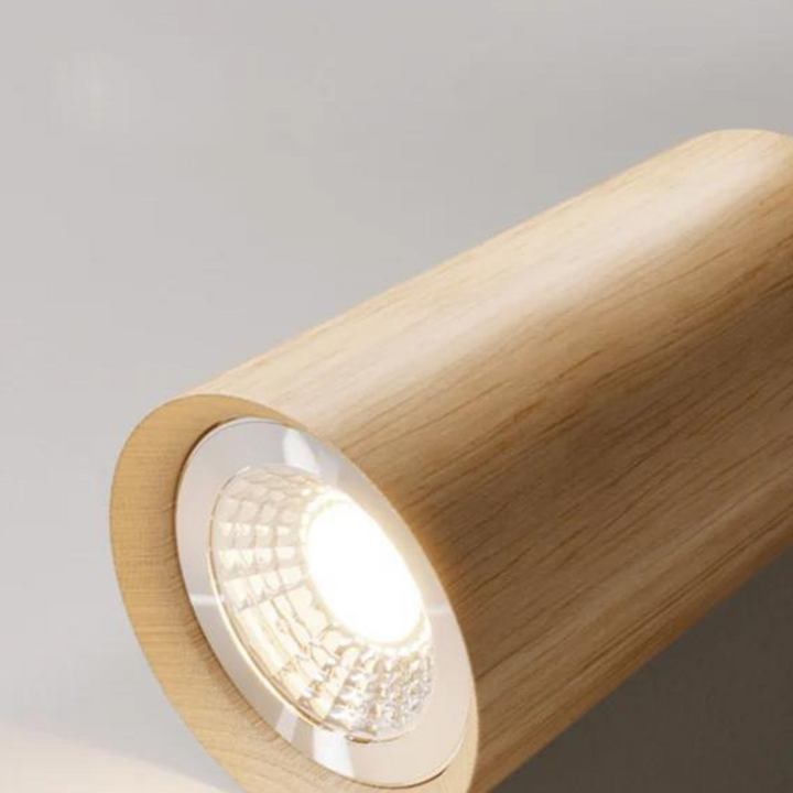 LED Deckenstrahler Holz, verstellbar, warmweißes Licht, zeitloses Design.
