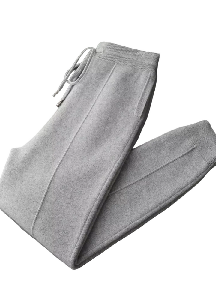 Mann trägt bequeme gestrickte Herren-Freizeithose im Casual-Look. Ideal für entspannten Alltag und Komfort.