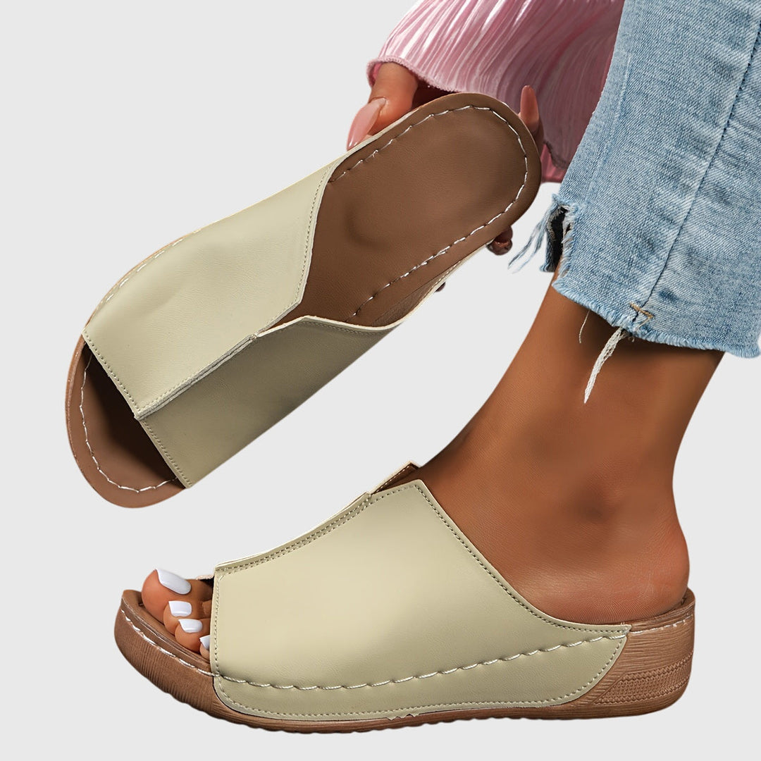 Stilvolle Damen Sandalen Alicia; flache Freizeitschuhe für bequemen & schicken Sommerlook.