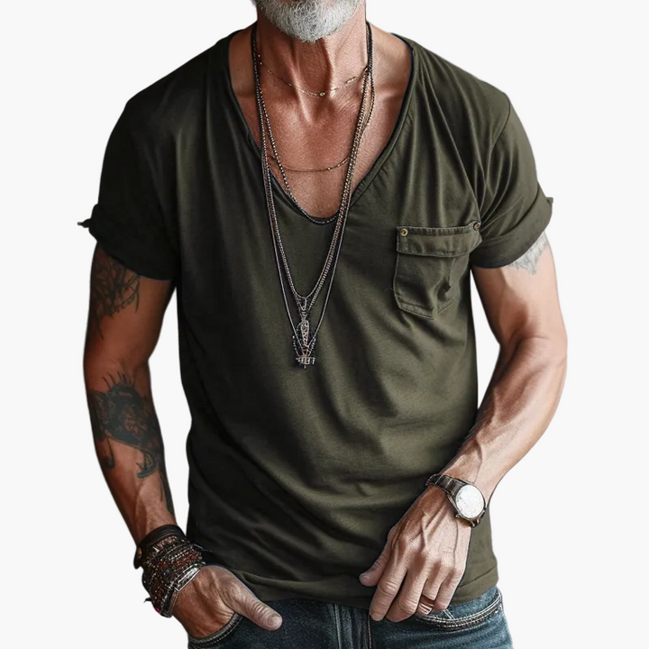 Trendiges Herren-T-Shirt mit V-Ausschnitt & Brusttasche, kombiniert mit Jeans, perfekt für Streetstyle & Freizeit.