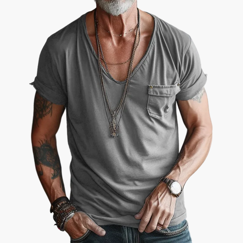 Model trägt bequemes Herren-T-Shirt mit V-Ausschnitt und Brusttasche, perfekt für einen entspannten Sommer-Look.
