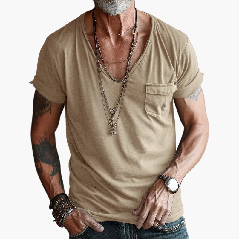 Struktur des weichen Herren-T-Shirts mit V-Ausschnitt und Brusttasche, ideal für hohen Tragekomfort im Alltag.