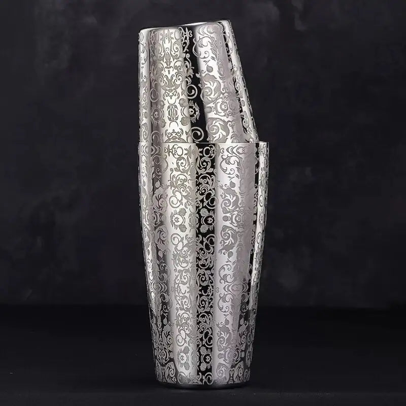 Gravierter Edelstahl Cocktailshaker für Profis, ideal zum Mixen stilvoller Drinks und Cocktails.