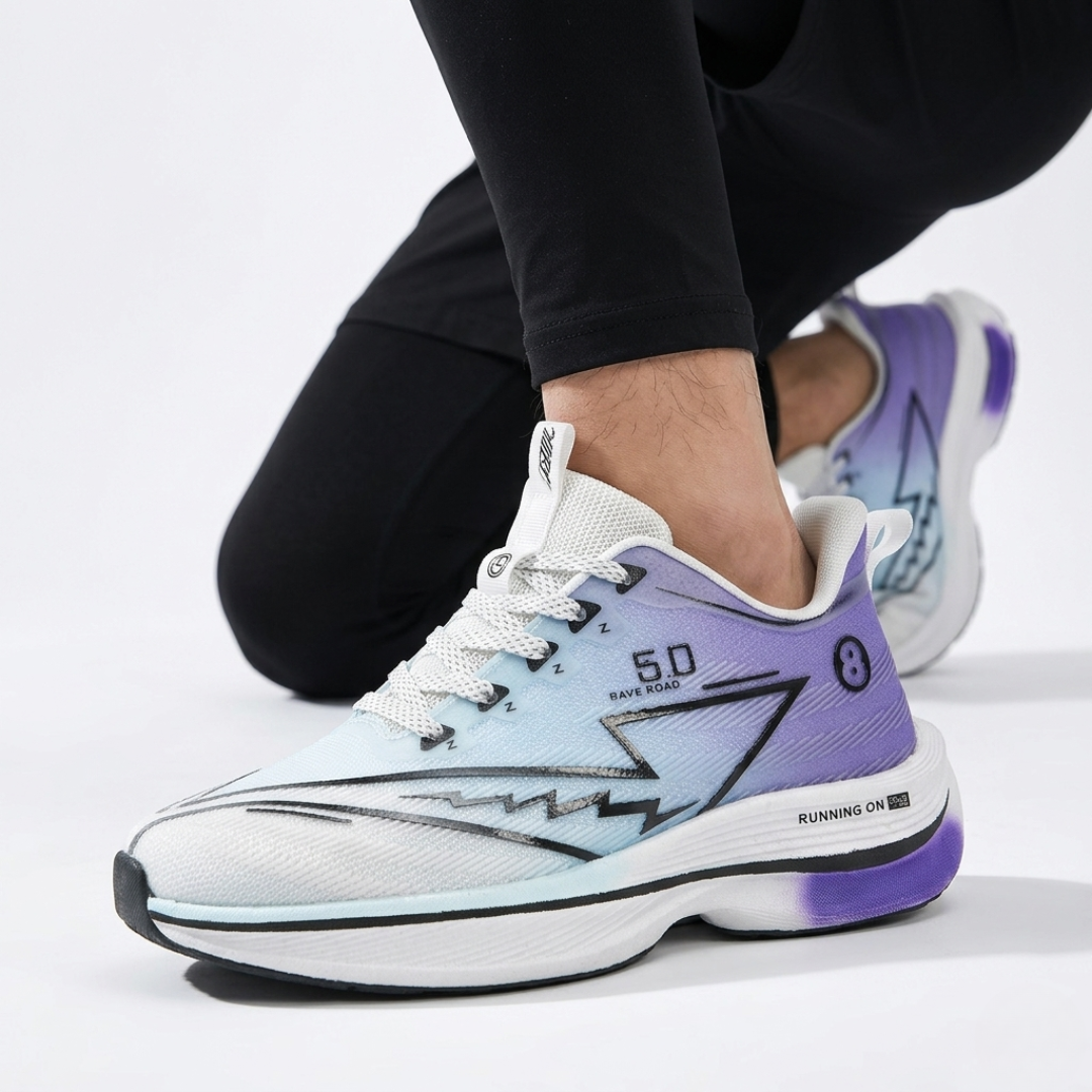 Herren Sportschuh mit Carbonplatte auf Asphalt. Komfortable Dämpfung für lange Jogging-Einheiten.