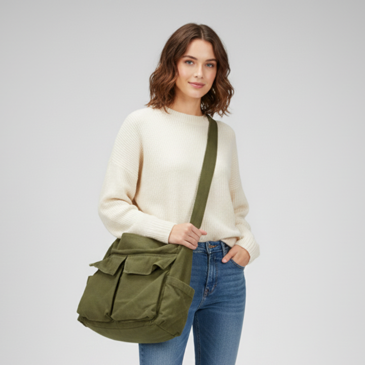 Detaillierte Nahaufnahme der robusten Schnalle einer grünen Canvas Schultertasche. Alltagstauglich.