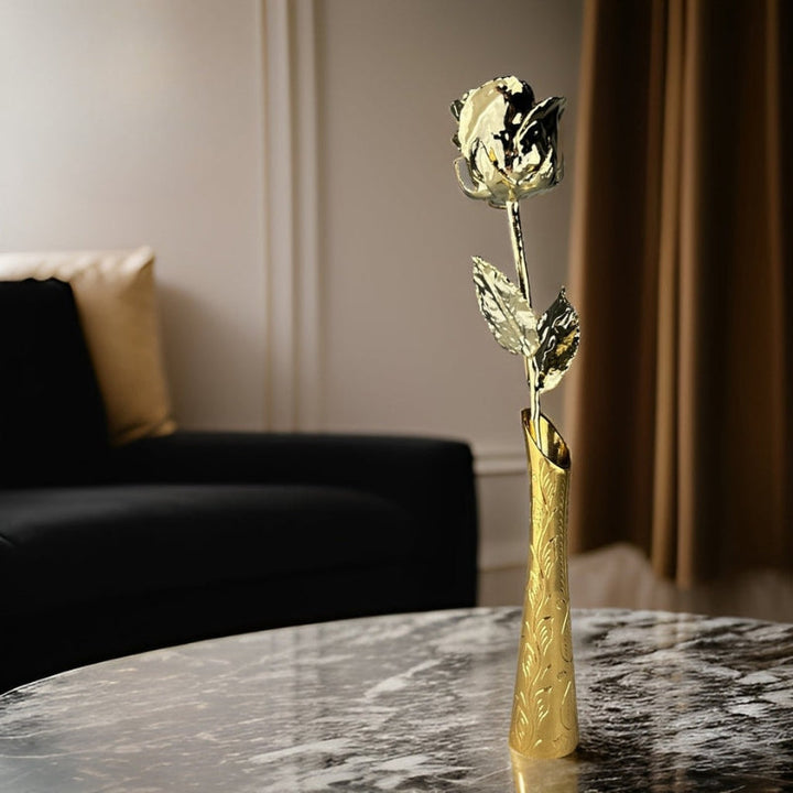Luxuriöse goldene ewige Rose als edles Wohnaccessoire und perfektes Geschenk für Muttertag oder Hochzeit.