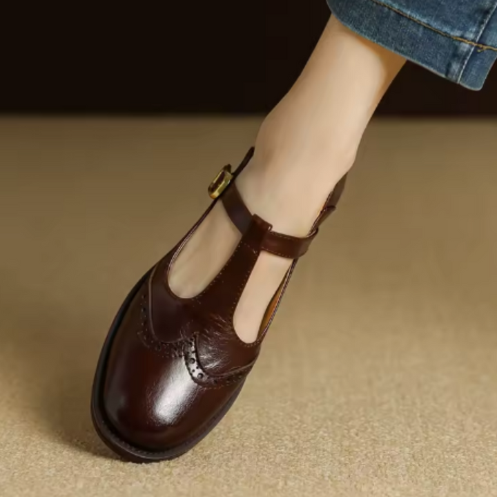 Klassische Damen Pumps mit feinem Broguing, Blockabsatz und Mary Jane Riemen, zeitlos elegant.