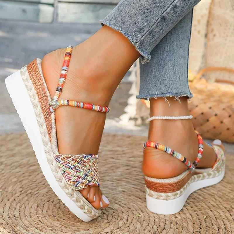 Stilvolle Plateau Sandalen: Elegante Damen Sandale mit buntem Caro-Muster und Keilabsatz; perfekt für Sommer & Urlaub.