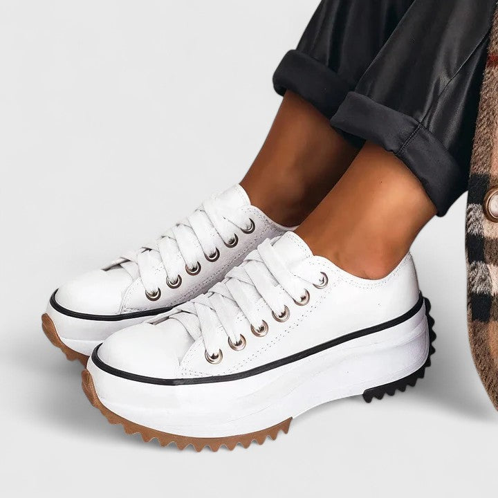 Bequemer weißer Damenschuh für den Alltag. Leichter Freizeitschuh bietet optimalen Komfort und Stil für Damen.