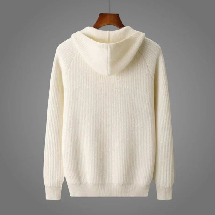 Modischer Herrenpullover mit Kapuze, stylisch kombiniert, perfekt für urbane Herrenmode.