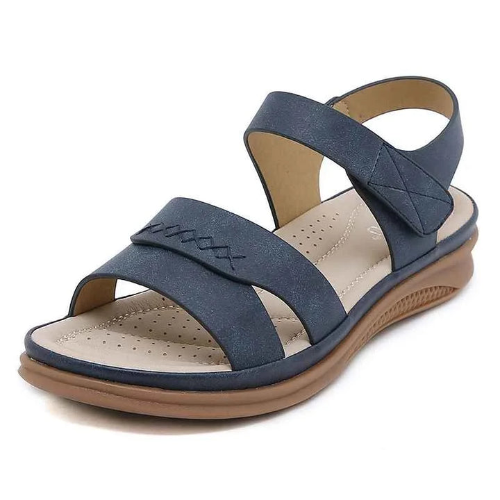 Komfortschuhe Lunara Flex: Seitliche Ansicht der Damen-Sandale, die flaches Design und leichtes Material betont.