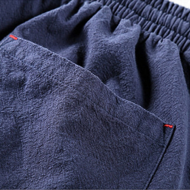 Vielseitige Herren Jogger, perfekt für Spaziergänge oder als komfortable Reisehose. Bequeme Freizeitkleidung.