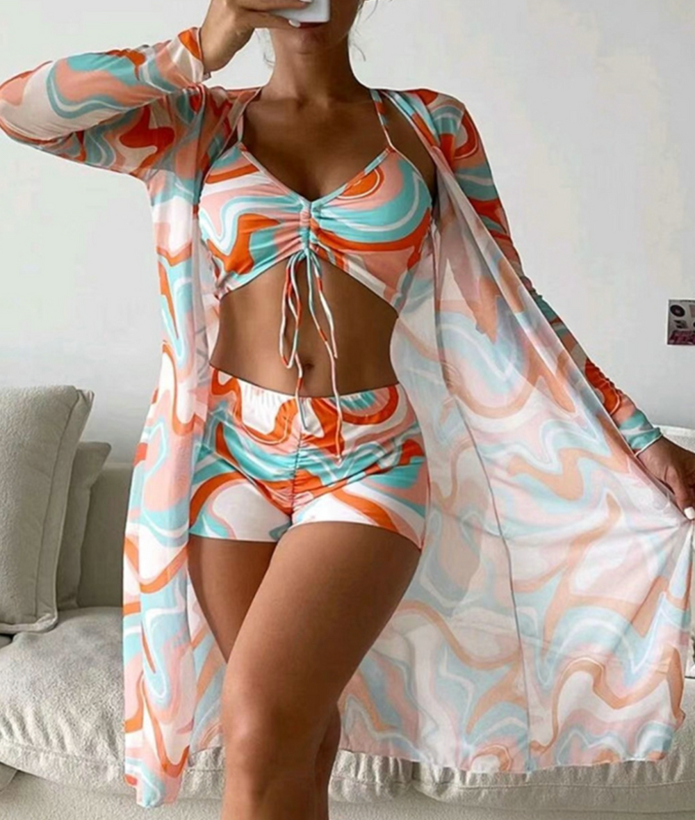 Verstellbares Damen Dreiteiliges Bikini Set für Strandurlaub. Bunte Bademode, perfekt für Sommer & Schwimmen.