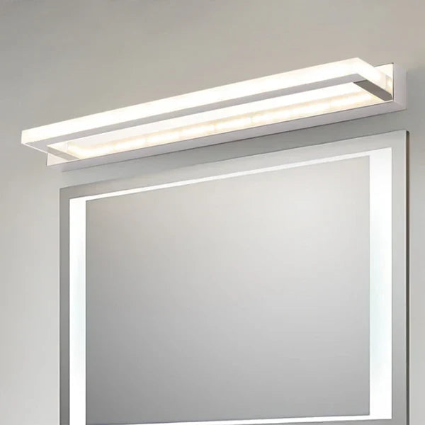 Moderne Badezimmerbeleuchtung: LED Spiegellampe über Waschtisch, perfektes Schminklicht.