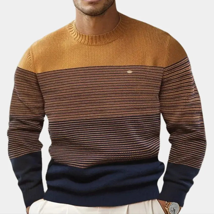 Orangefarbener, gemütlicher Herren Rundhals-Pullover, ideal für entspannte Freizeit-Looks und Casual-Herbstmode.