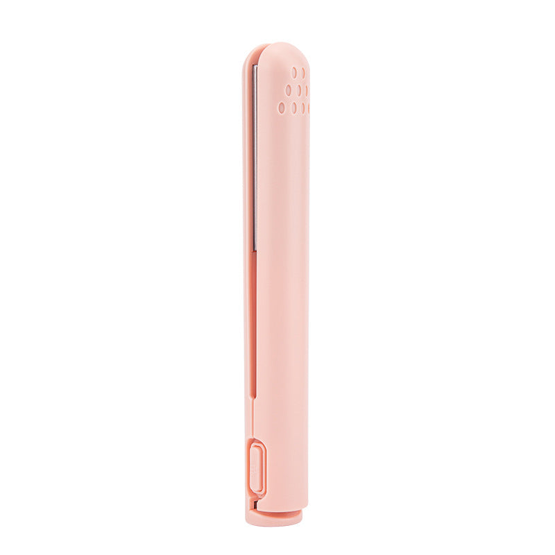 Dame kreiert Locken mit dem tragbaren Mini Lockenstab, vielseitiges 2-in-1 Haarstyling für jeden Look.