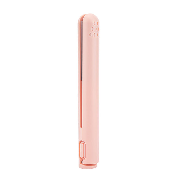 Dame kreiert Locken mit dem tragbaren Mini Lockenstab, vielseitiges 2-in-1 Haarstyling für jeden Look.