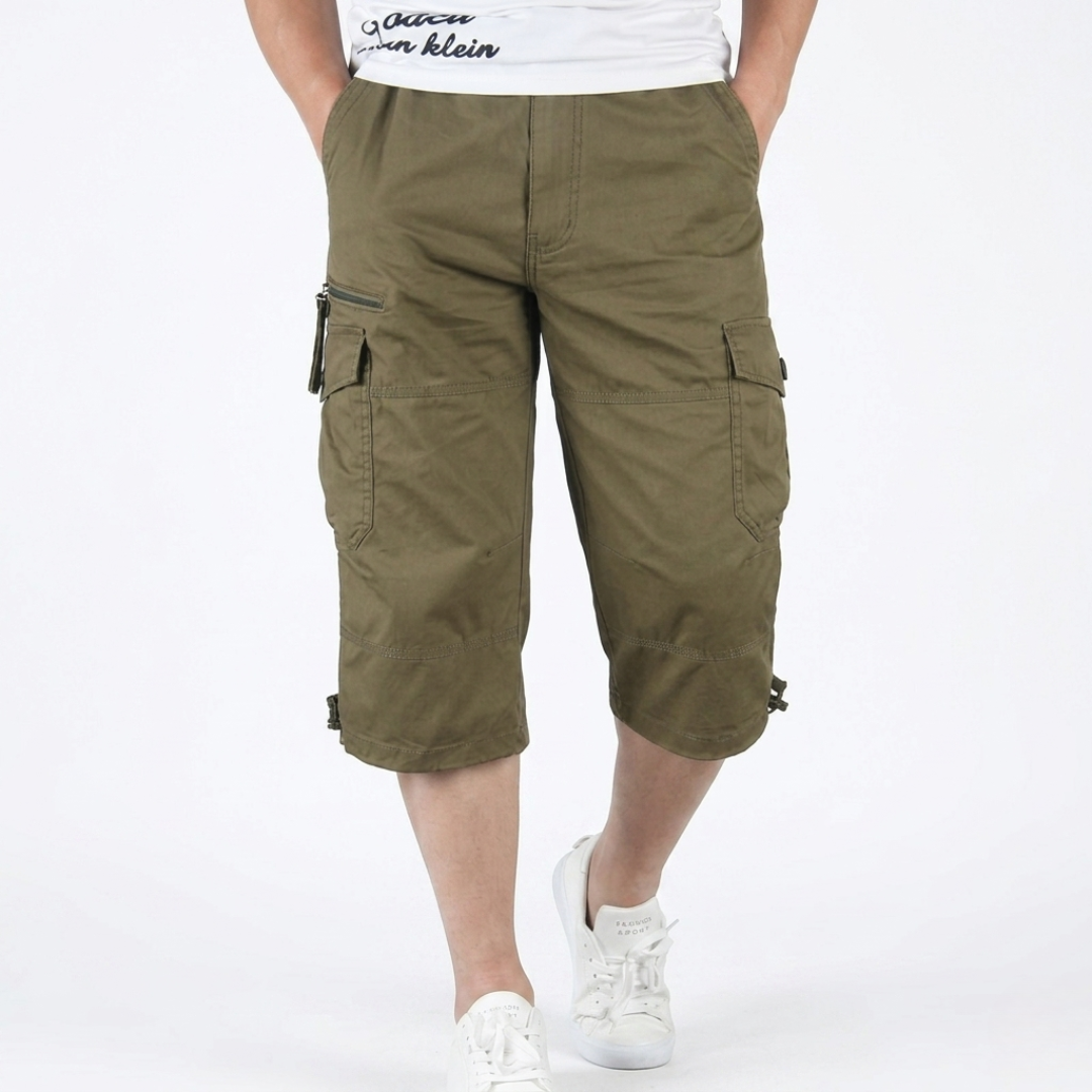 Detaillierte Ansicht der Herren Capri-Wandershorts mit Cargo-Taschen und Reißverschlüssen.