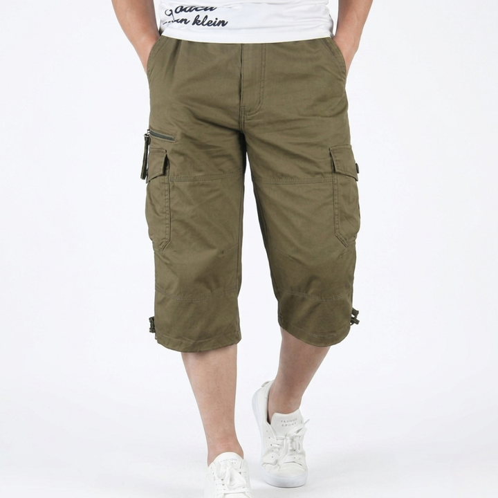 Detaillierte Ansicht der Herren Capri-Wandershorts mit Cargo-Taschen und Reißverschlüssen.