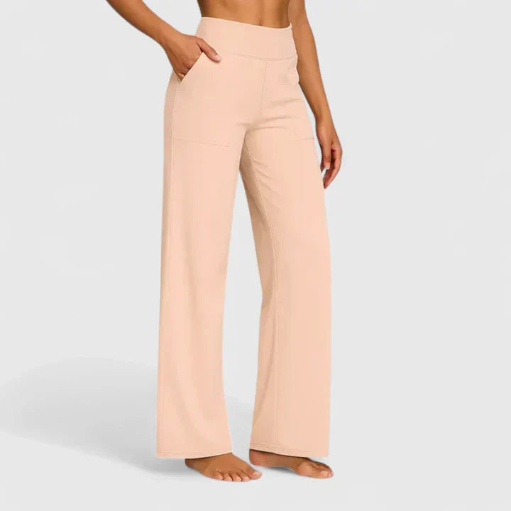 Modell trägt bequeme schwarze Damen-Casualhose mit geradem Bein für einen lässigen Look.