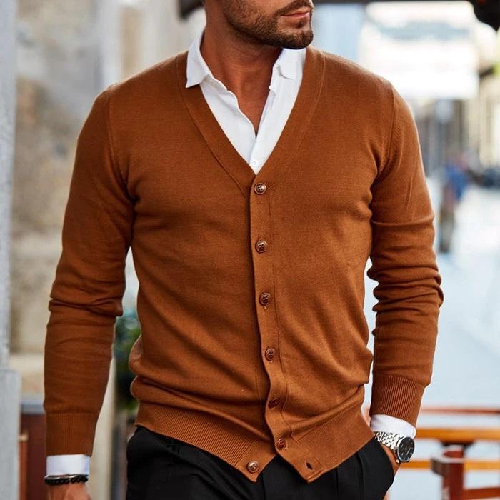 Herren Strickpullover mit V-Ausschnitt und Knopfleiste. Komfortable Männer Kleidung für Herbst und Winter Outfits.