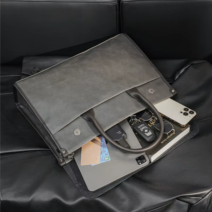Detailaufnahme der grauen Herren Aktentasche: Hochwertiges Leder, geräumige Fächer für Laptop und Business-Utensilien.