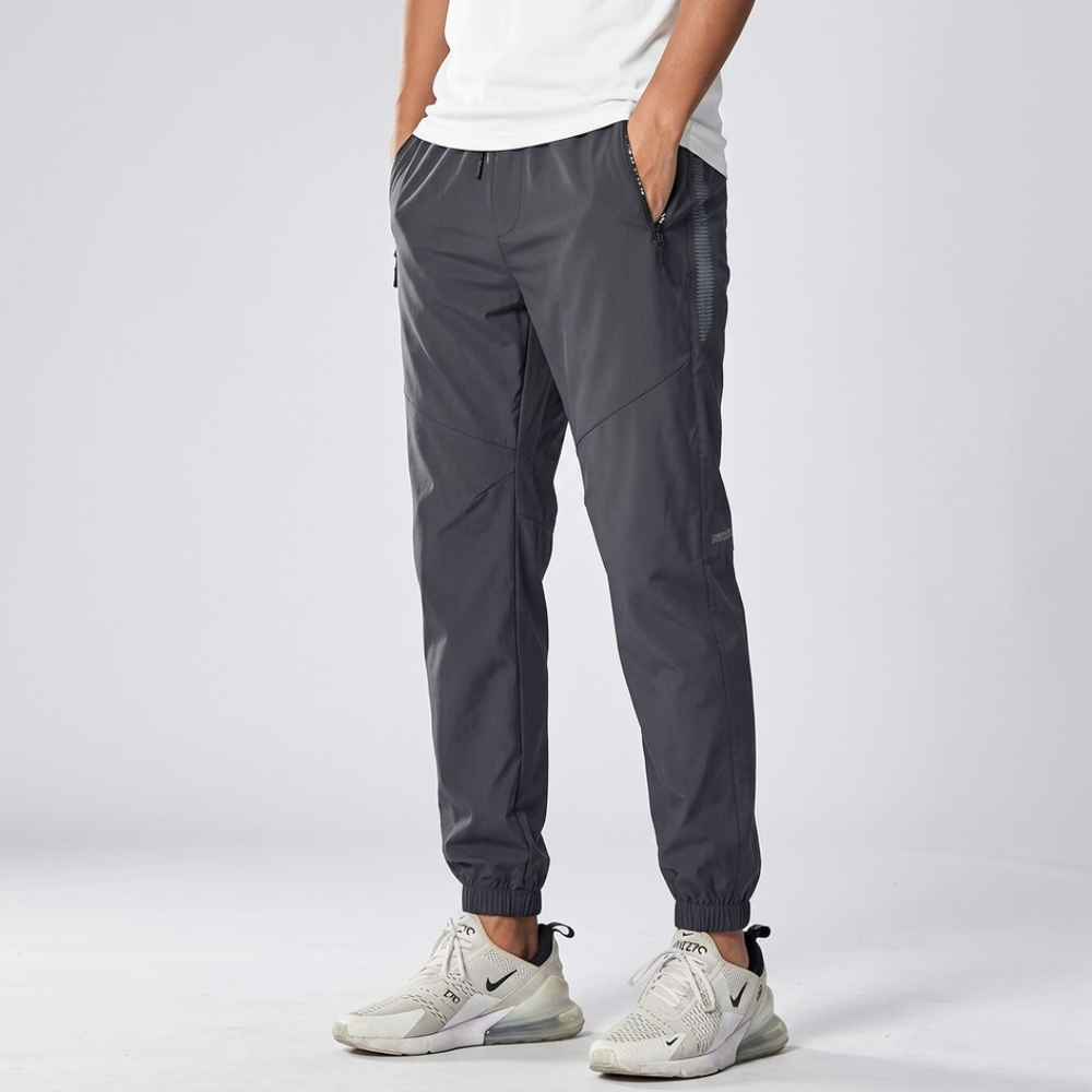 Mann joggt in atmungsaktiver, reflektierender Herren-Laufhose. Perfekt für Outdoor-Workouts und Sport.