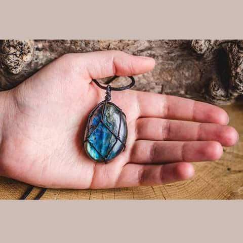 Spiritueller Schutzschmuck: Labradorit Drachenherz Edelsteinkette für Damen. Mystisch & handgemacht.