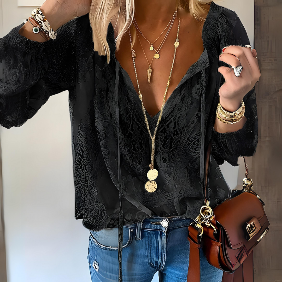 Modische, feminine Damenbluse im Boho-Stil mit V-Ausschnitt, bequem und sommerlich.