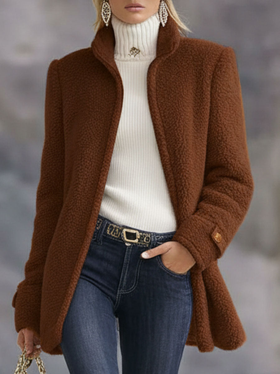 Rückansicht der warmen Damen Freizeitjacke mit Stehkragen für kühle Tage.