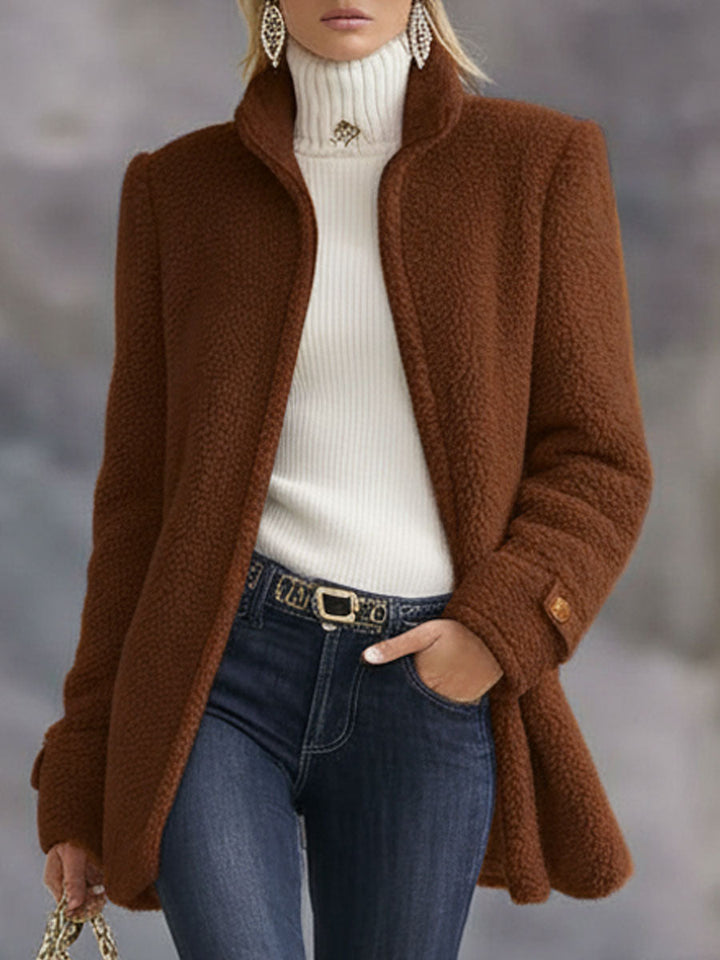 Rückansicht der warmen Damen Freizeitjacke mit Stehkragen für kühle Tage.