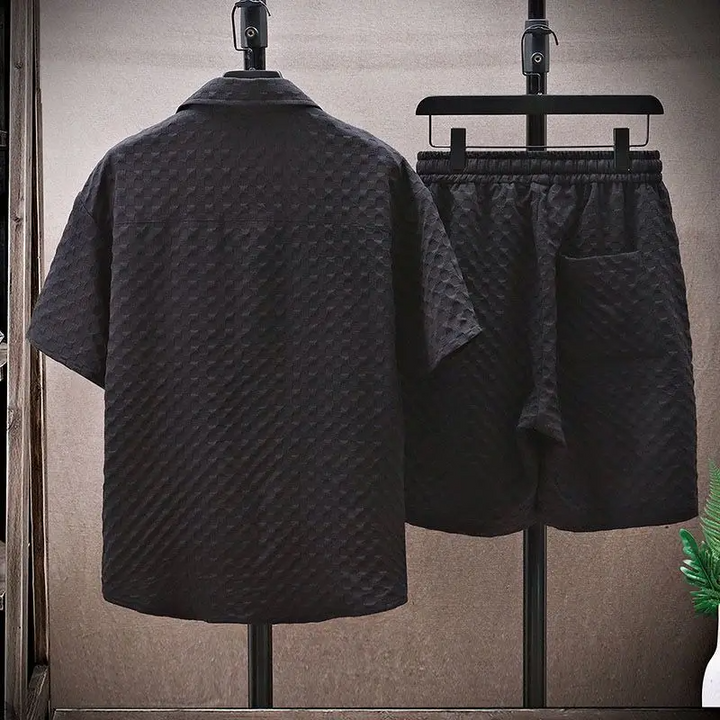 Komplettes Herren Sommer Outfit: Lässiges Poloshirt und passende Shorts für maximalen Komfort im Sommer.