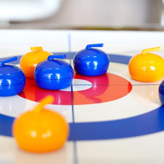 Nahaufnahme des Tischcurling-Brettspiels mit magnetischen Curlingscheiben und detailreicher, robuster Spielfläche.